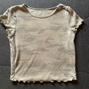 Cropped camo ribbed short sleeve shirt.